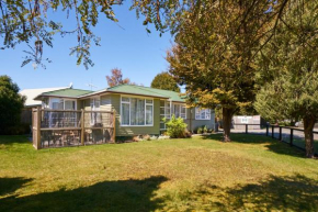 Гостиница Accommodation Fiordland -The Three Bedroom House at 226A Milford Road  Те-Анау